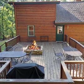 S'more Waggin' Cabin: Pet-Friendly--wifi, firepit, pool table, Hotel in Blue Ridge