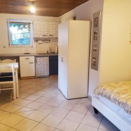 Private Wohnung mit Küche und Bad Einzimmerwohnung，米赫拉克爾的飯店