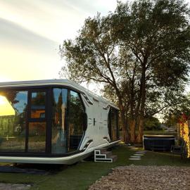 Futuristic Capsule - Private Jacuzzi & Beach access, hotel in Wapnica