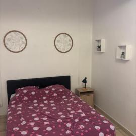 un lit double dans une chambre dans un appartement de 3 chambres en colocation à proximité du centre ville, hotel in Toulon