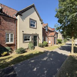 Family Tides, The Bay, 2 bedrooms, patio garden, parking nearby, 2 dogs welcome