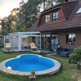 Idyllic Holiday Home with Pool, Sauna, and terrace near Steinhuder Meer, hotel sa Rehburg-Loccum