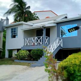 Home in Grand Anse, hotel in Saint Georgeʼs