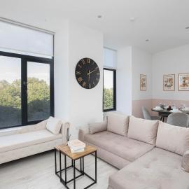 Luxury Riverside 2-Bed Apt with Free Parking & WiFi, Contractor Friendly, Sleeps 6