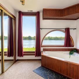 Riverfront 2 bdrm Jacuzzi Cabin with Sunset Balcony، فندق في سان جوزيف