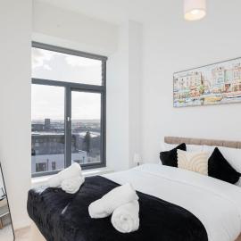 Modern 2 Bed Apt by Leeds Docks, Sleeps 6 With Free Parking, hotell i Hunslet