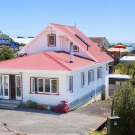 Raglan में, होटल Large Bach in Raglan central