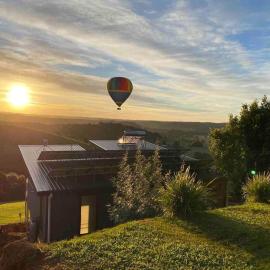 Hinterland Harmony Sunrise Views and Balloons, hotel i Numulgi