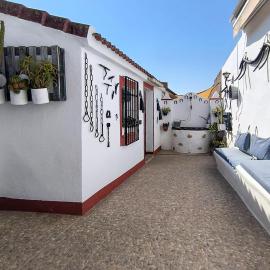 5 Bedroom Stunning Home In Gerena, hotel u gradu Gerena