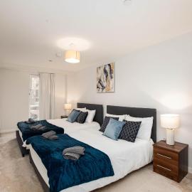 Leeds Dock Riverside sleeps 10 with Free Parking