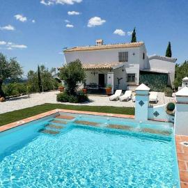 4 Bedroom Awesome Home In Constantina, hotel em Constantina