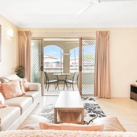 Resort Apartment with 9 Pools & Spa Cairns One
