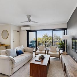 Peaceful 2-Bed Apartment with Private BBQ Balcony, Hotel in Palmerston