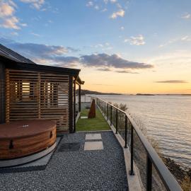 Sunset Island Retreat, Ocean Cabin with Hot Tub, hotel a Herland