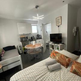 Studio spacieux avec balcon et parking gratuit, hotelli kohteessa Fegersheim