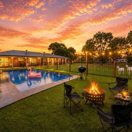 Luxe Farmhouse Retreat with Solar Heated Pool and BBQ, Hotel in Lara