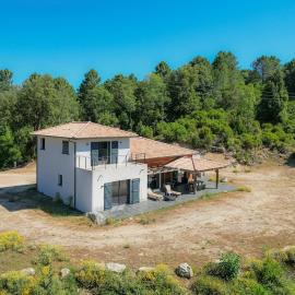 House of Bavella between mountains and sea