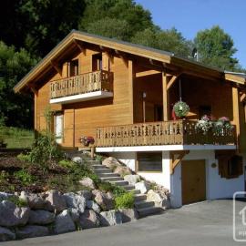 Family Chalet with Hot Tub Sleeps 8, hotel in Saint-Jean-d'Aulps