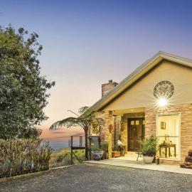 Serenity Rainforest Retreat With Breathtaking Gold Coast Views - Sleeps 4 - 6 people, hotel in Springbrook
