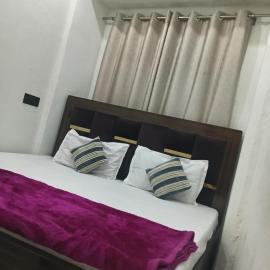 Hariom Home Stay, מלון בFaizābād