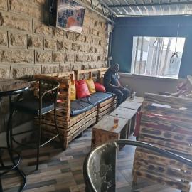 J & J Olosho Hotel، فندق في Kiserian