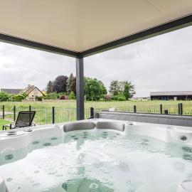 Private Jacuzzi, 3 suites, enclosed garden & parking