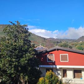 Villa Temenos - sea view and garden on Mount Etna, hotel in Fleri