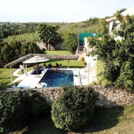 Entire house in Tequesquitengo, Las Cúpulas, хотел в Текескитенго