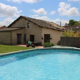Les Cerisiers Gîtes, hotel in Lezay