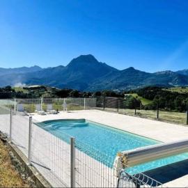 Duplex en montagne piscine et vue panoramique, hotel a Prunières