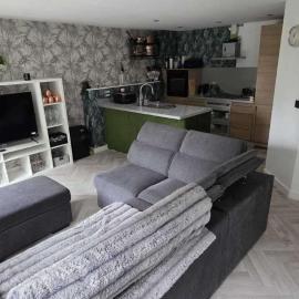 Pet Friendly 2-Bed Apt Sleeps 3 with Parking