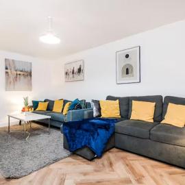 Comfy 3BR Home , Families & Contractor Friendly , Parking & High-Speed Wi-Fi, hotell i Dudley