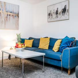 Modern 3BR Home , Family & Contractor Friendly , Parking & Wi-Fi, hotell sihtkohas Dudley