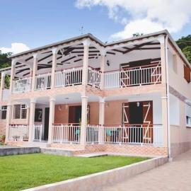 Appartement spacieux à Morne-à-l'Eau de 90 m² avec jardin privé, hotel in Morne-à-lʼEau