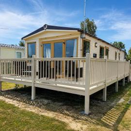 Superb 8 Berth Caravan With Decking At Clacton-On-Sea In Essex Ref 28026Dw, hotel in Clacton-on-Sea