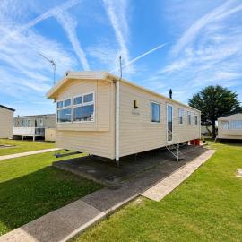 Great 8 Berth Caravan For Hire At Seawick Holiday Park In Essex Ref 27490Sw, hotel in Clacton-on-Sea
