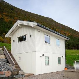 Coastal house on Godøya, boat, electric bikes and views included, hotelli kohteessa Godøy