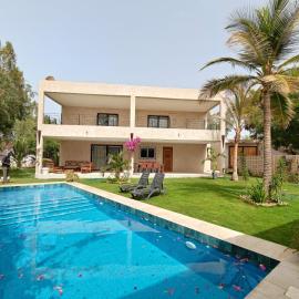 Spacious 4 bedroom Villa in Ngaparou, hotel in Ngaparou