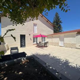 La Terrasse de Vevaud, moderne, au calme, Hotel in Saint-Junien