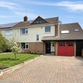Spacious family retreat - walk to Addenbrookes โรงแรมในCherry Hinton