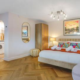 Central Location! Modern Studio, close to River