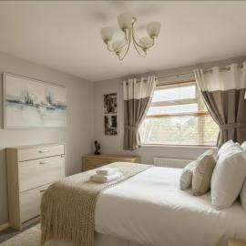 Modern Two Bed House near Cambridge with Parking