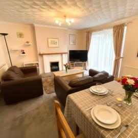 Spacious 2 Bed House near Cambridge with Parking