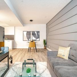 Hotchlair Private Suite with Kitchen, Dining & Cozy Living Area