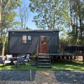 Sleeps 4 Luxury Shepards Hut Cotswolds Stratford upon Avon