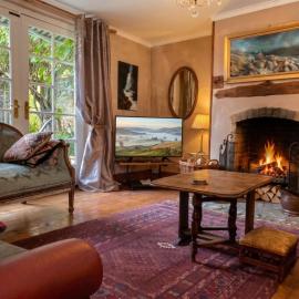 Georgian home in village setting with fireplace, hotel in Somersham