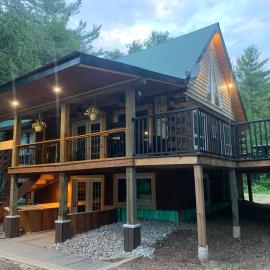 Log House On The Bonnechere River, hotel di Eganville