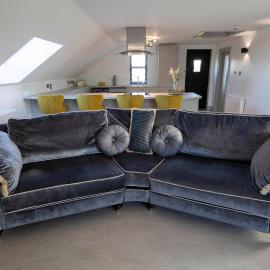 Luxury 2-Bed Retreat with Private Bar & Hot Tub, hotel in Meigh