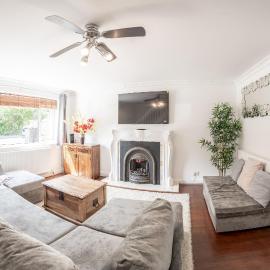 4-Bedroom Home Sleeps 10 Parking Garden - Pass the Keys, готель у місті Базілдон