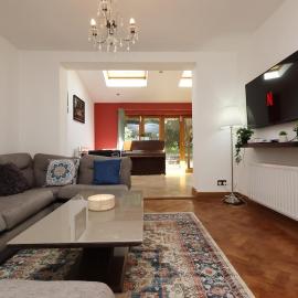 Modern 4 Bedroom Home with Jacuzzi & Driveway Free Parking